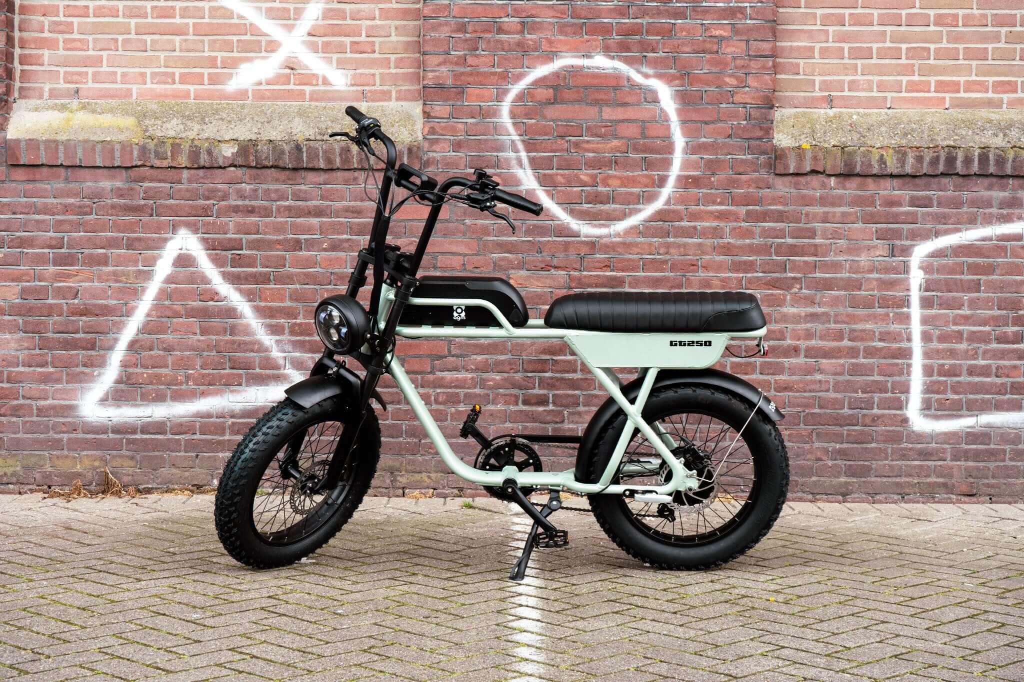 AGM GT250 - Grijs parelmoer